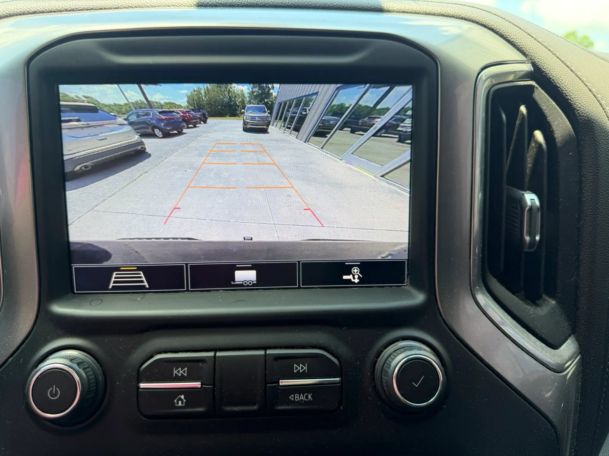 Used 2020 Chevrolet Silverado 1500 LT Trail Boss w/ Midnight Edition AWD/4WD image 15