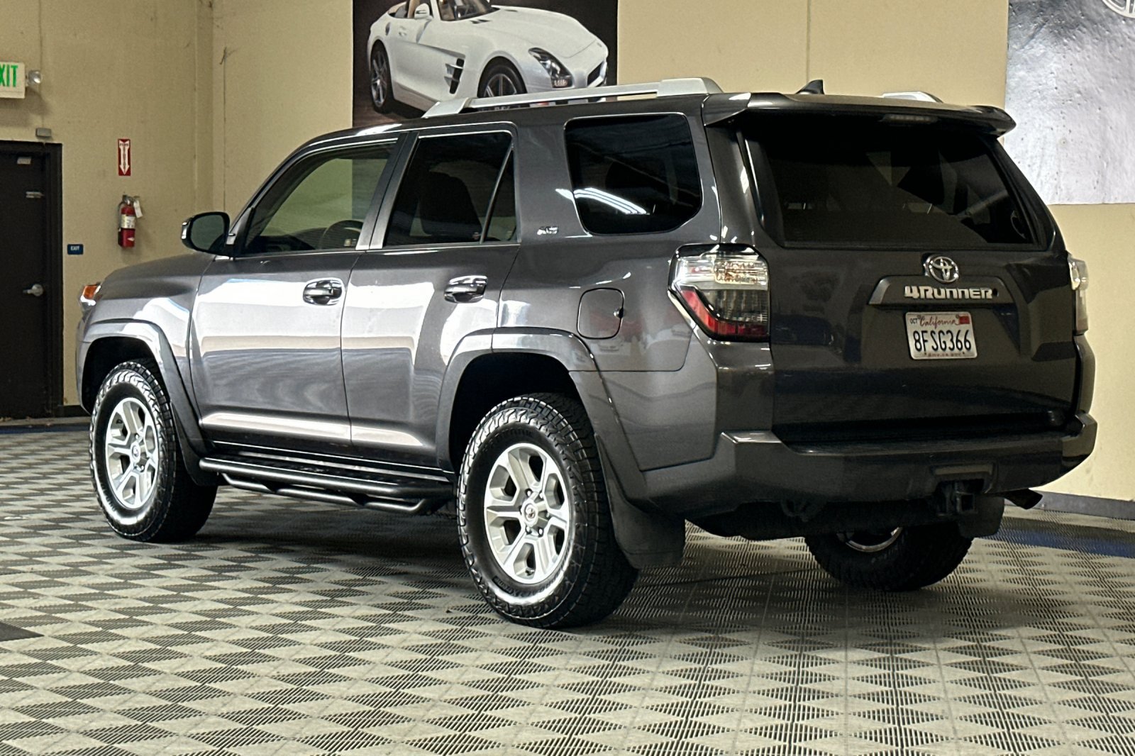 Used 2018 Toyota 4Runner SR5 AWD/4WD image 6
