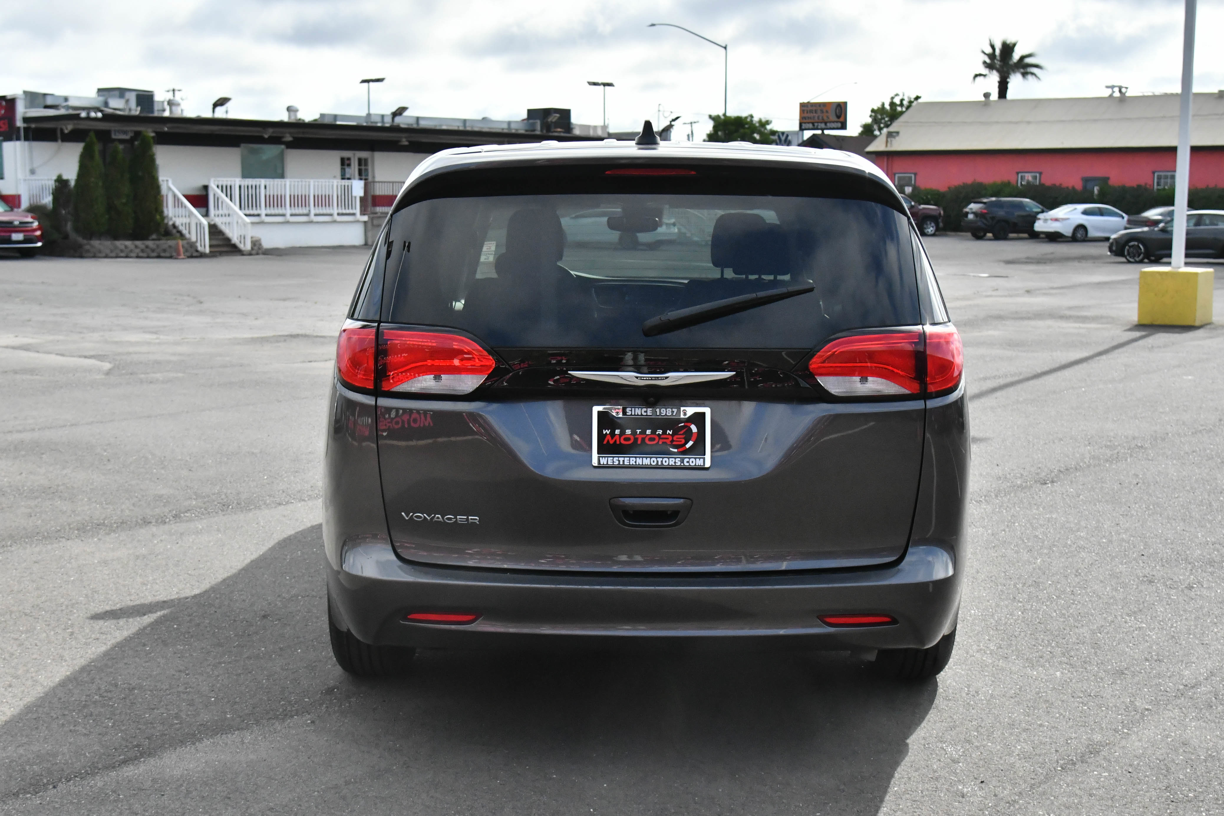 Used 2023 Chrysler Voyager LX FWD image 7