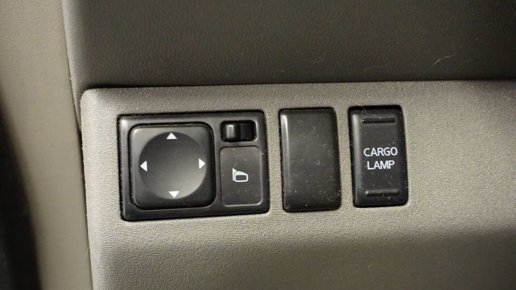 Used 2012 Nissan Frontier SL w/ Moonroof Pkg image 26