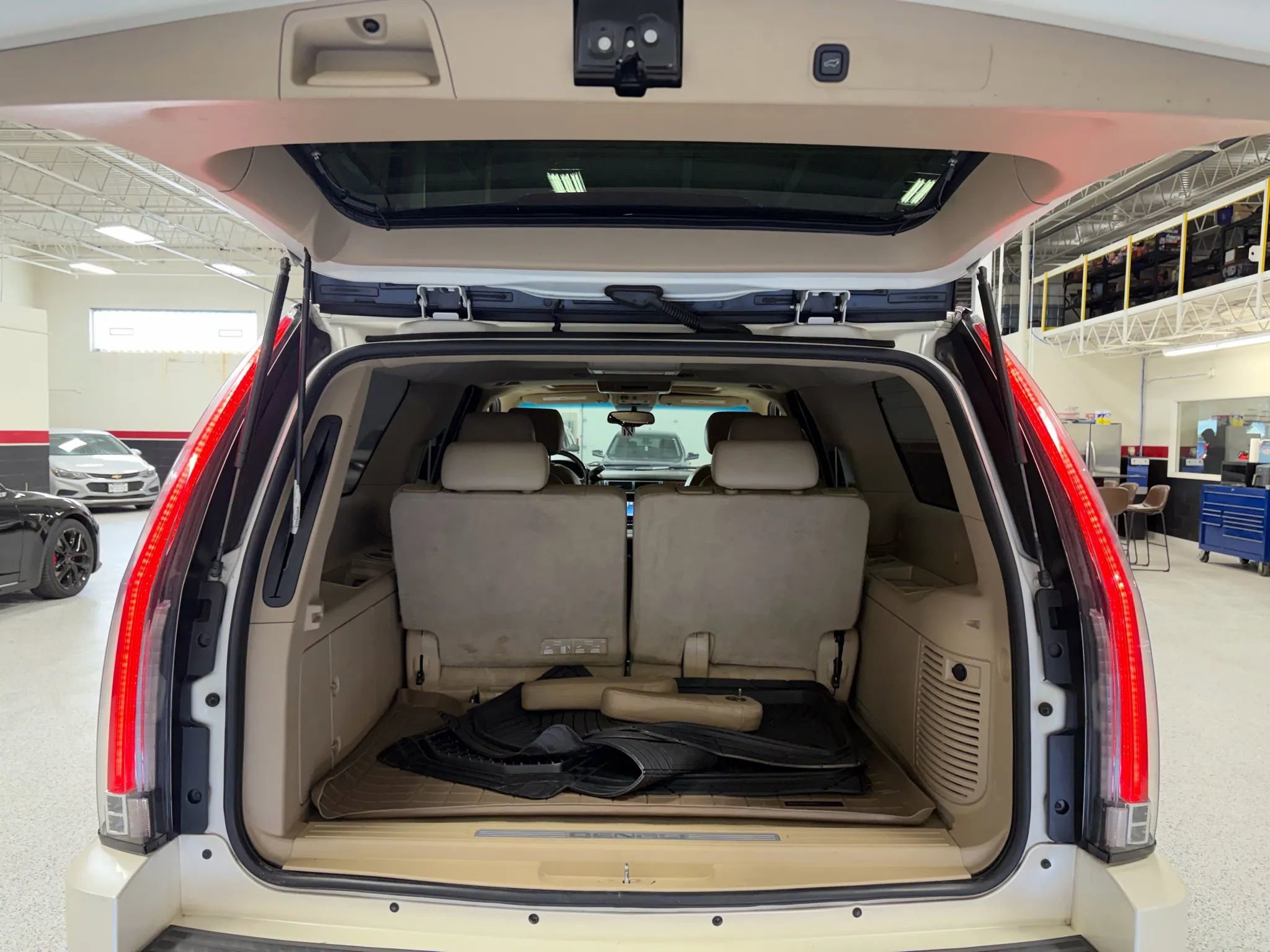 Used 2012 GMC Yukon XL Denali image 27