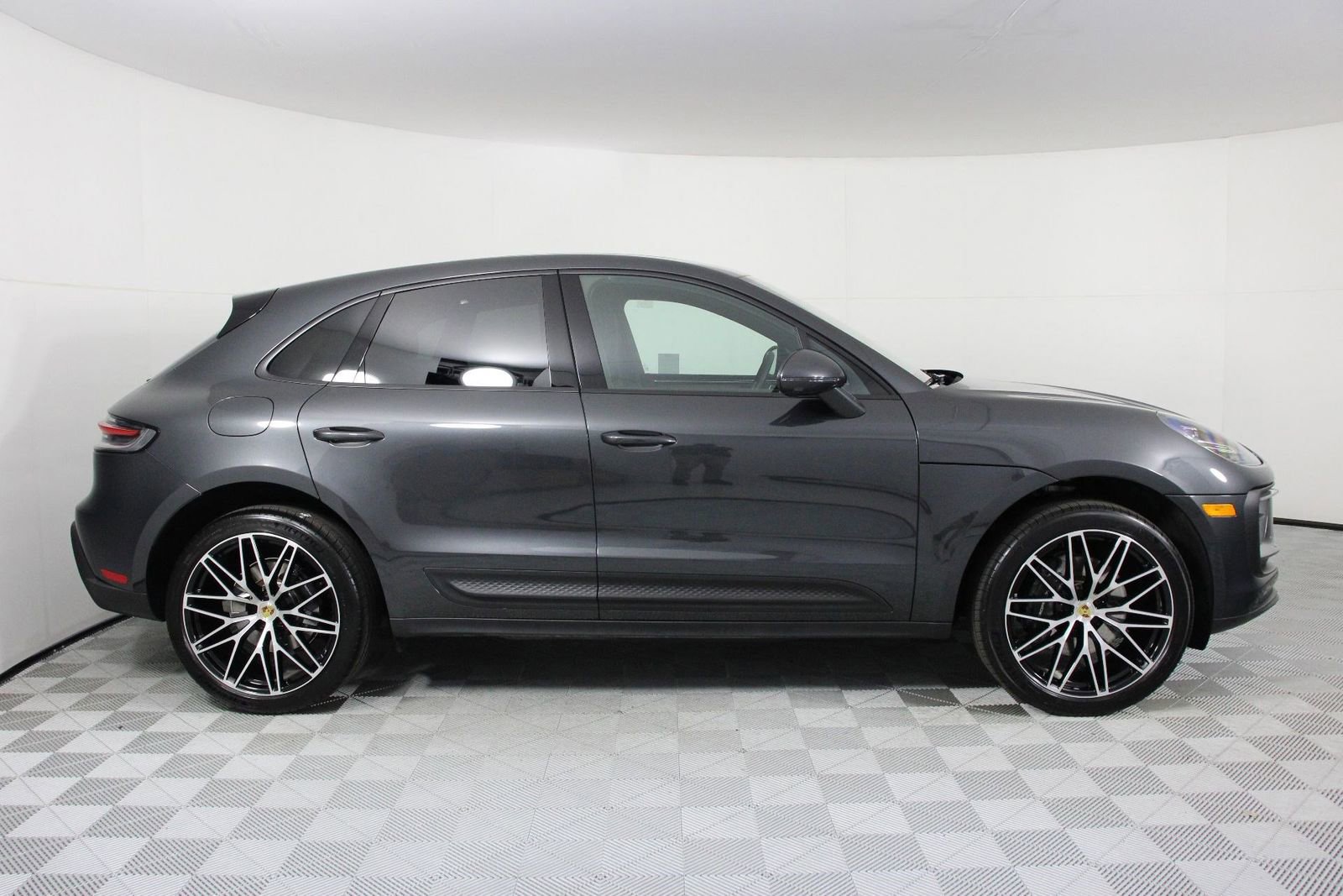 Certified 2025 Porsche Macan AWD/4WD image 8