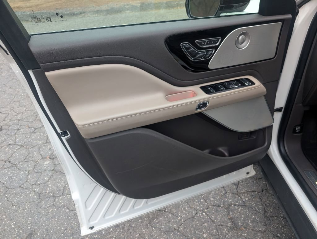 Used 2020 Lincoln Aviator Reserve w/ Equipment Group 202A image 9