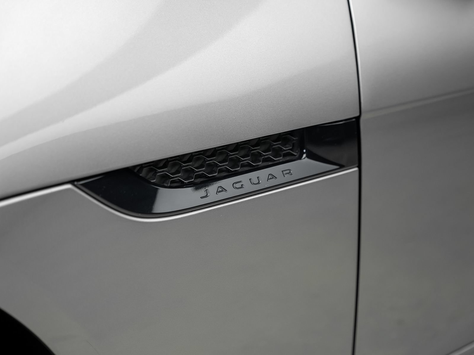 Used 2020 Jaguar F-TYPE R AWD/4WD image 28