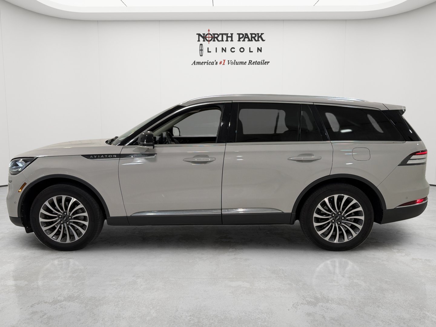 Used 2022 Lincoln Aviator Reserve w/ Equipment Group 201A AWD/4WD image 2