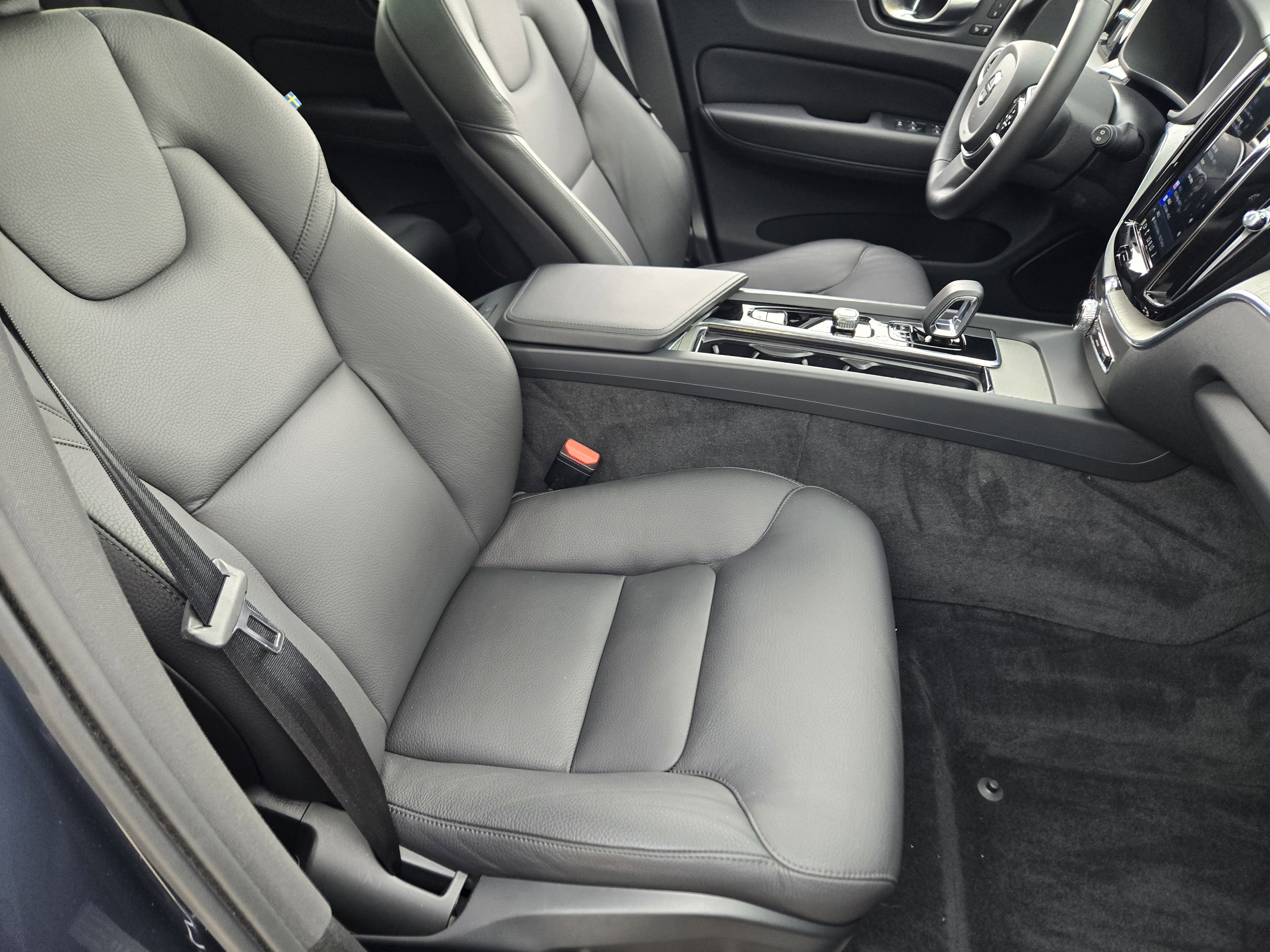 Used 2025 Volvo XC60 B5 Plus image 22