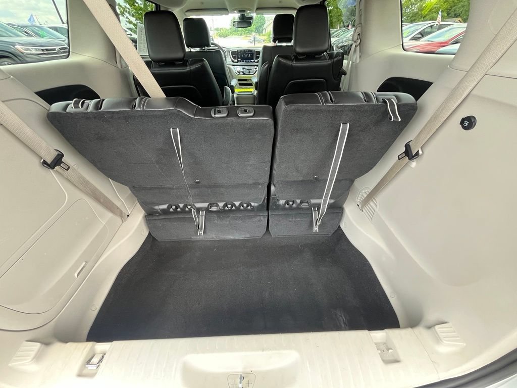 Used 2023 Chrysler Pacifica Touring-L FWD image 27
