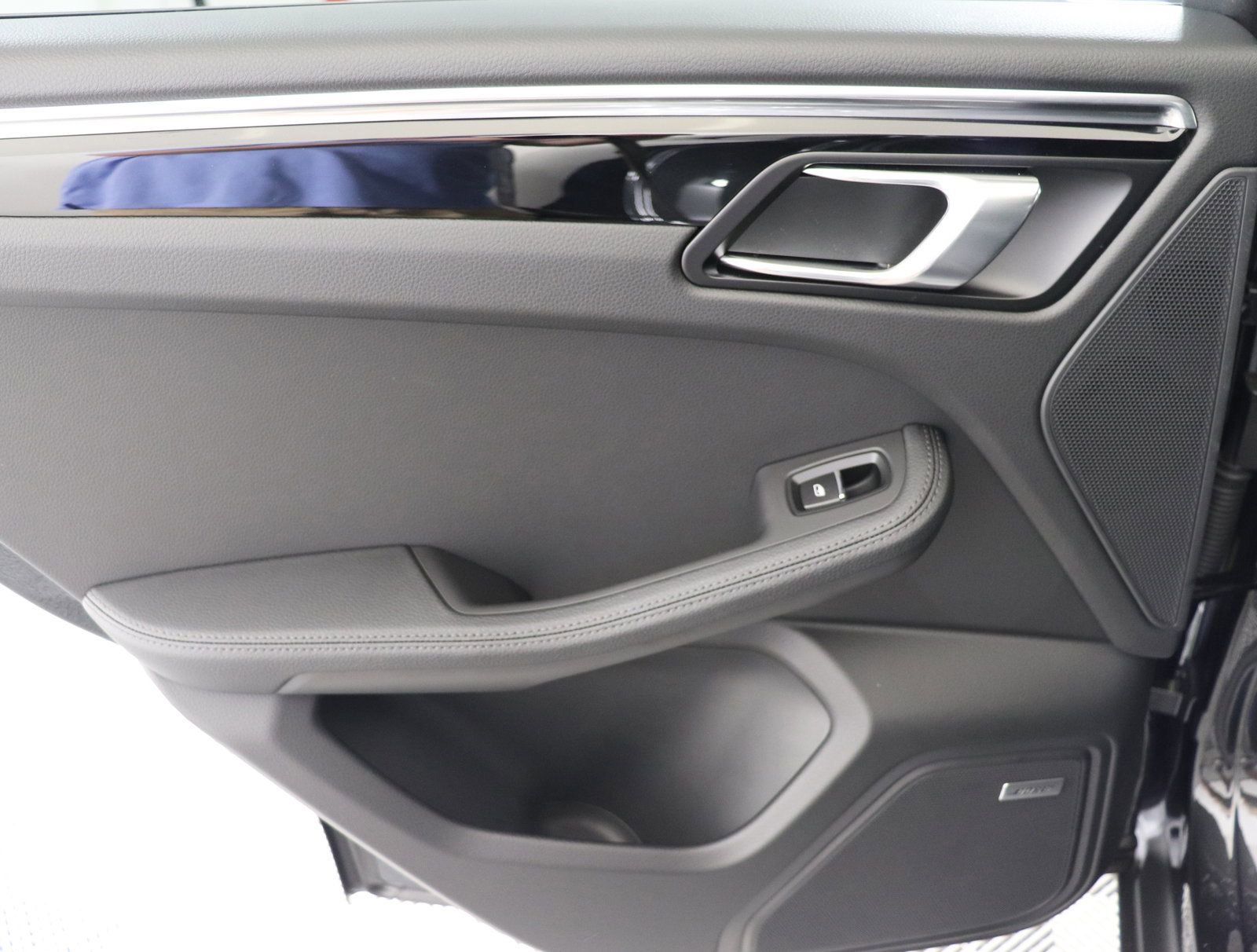 Certified 2025 Porsche Macan AWD/4WD image 22
