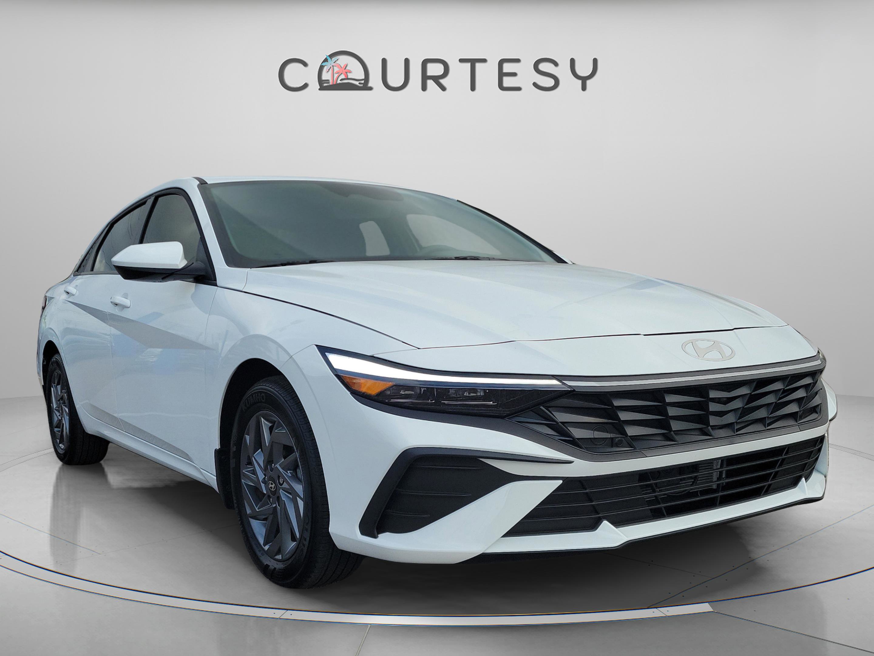 Used 2025 Hyundai Elantra Hybrid FWD image 5