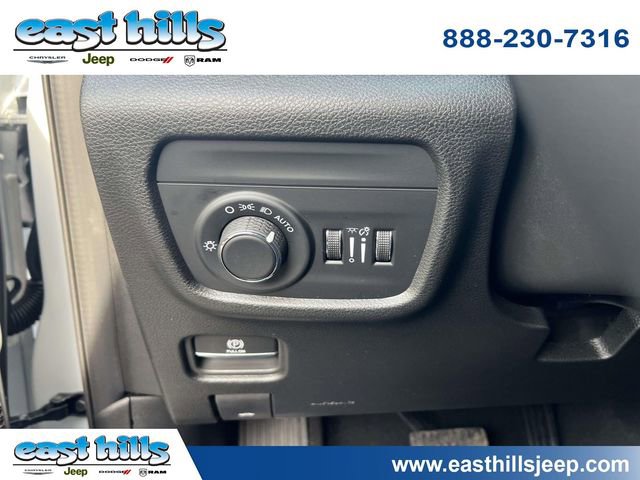 Used 2025 Jeep Grand Cherokee Altitude AWD/4WD image 20