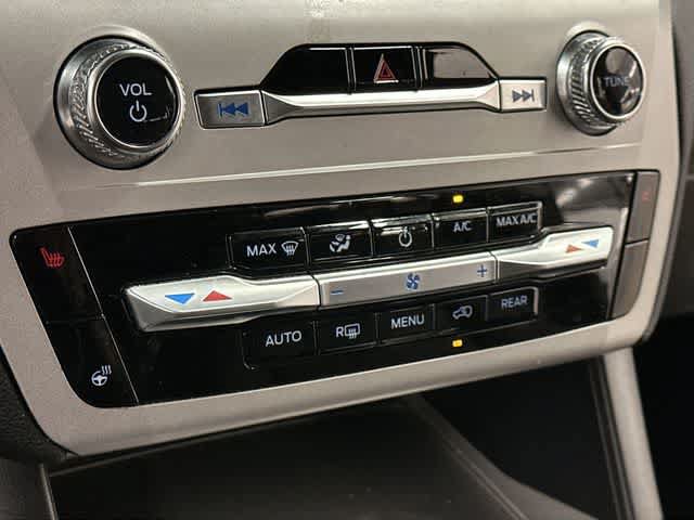 Used 2024 Ford Explorer XLT w/ Equipment Group 202A AWD/4WD image 13