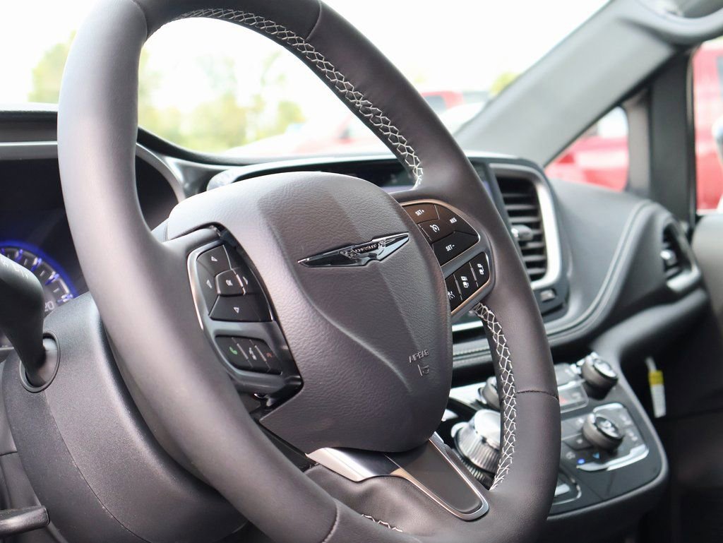 New 2026 Chrysler Pacifica Select image 24