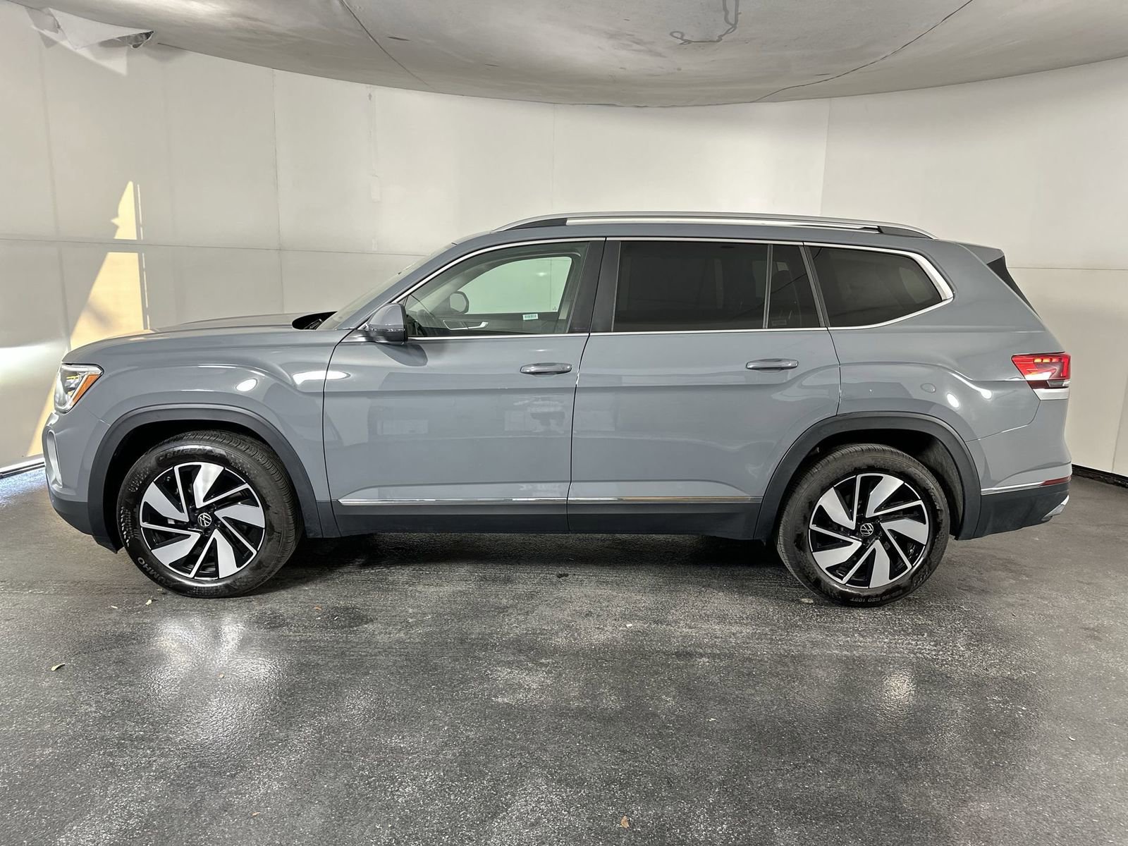Used 2025 Volkswagen Atlas SEL AWD/4WD image 5