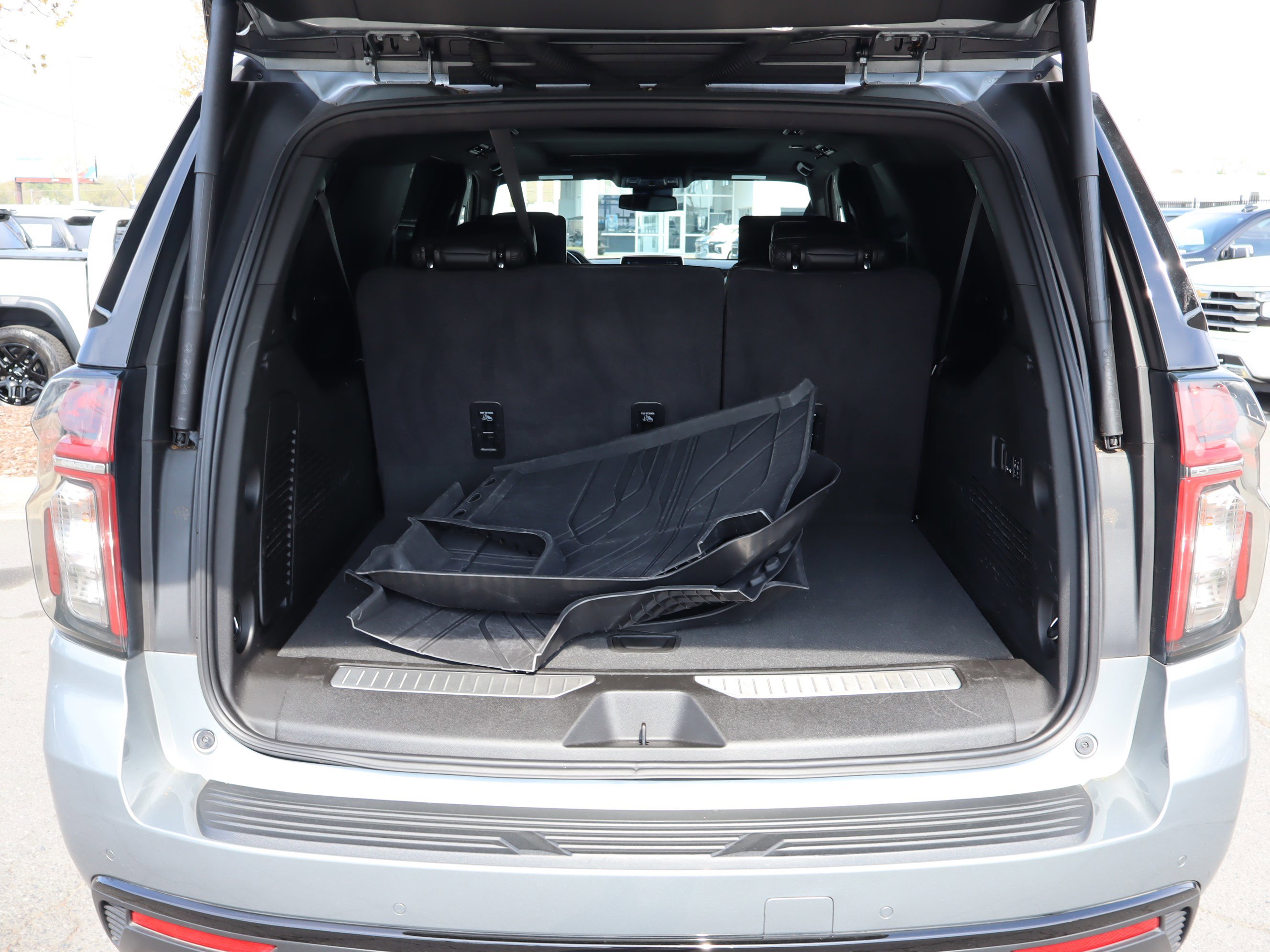 Used 2024 Chevrolet Suburban Z71 w/ Luxury Package image 35