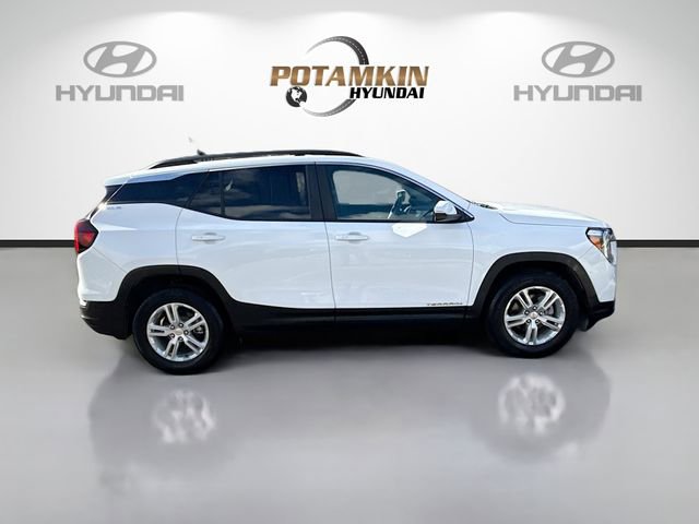 Used 2023 GMC Terrain SLE w/ Driver Convenience Package image 4