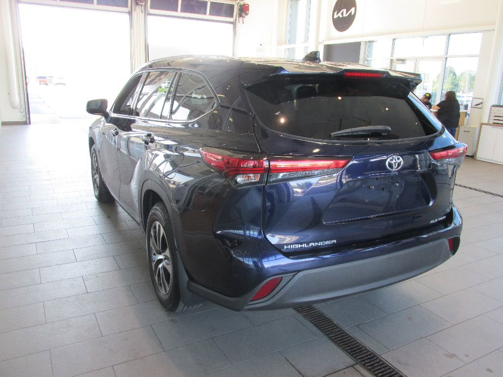 Used 2022 Toyota Highlander XLE image 7