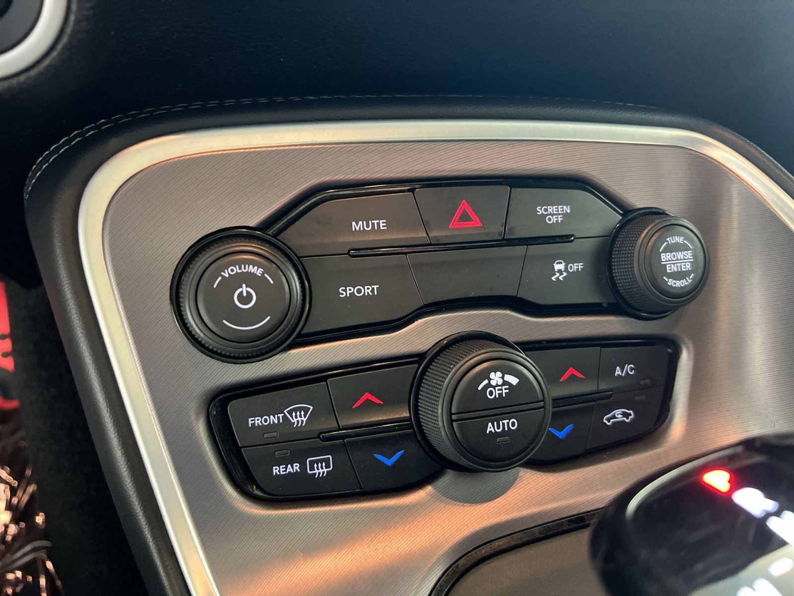 Used 2021 Dodge Challenger SXT image 31