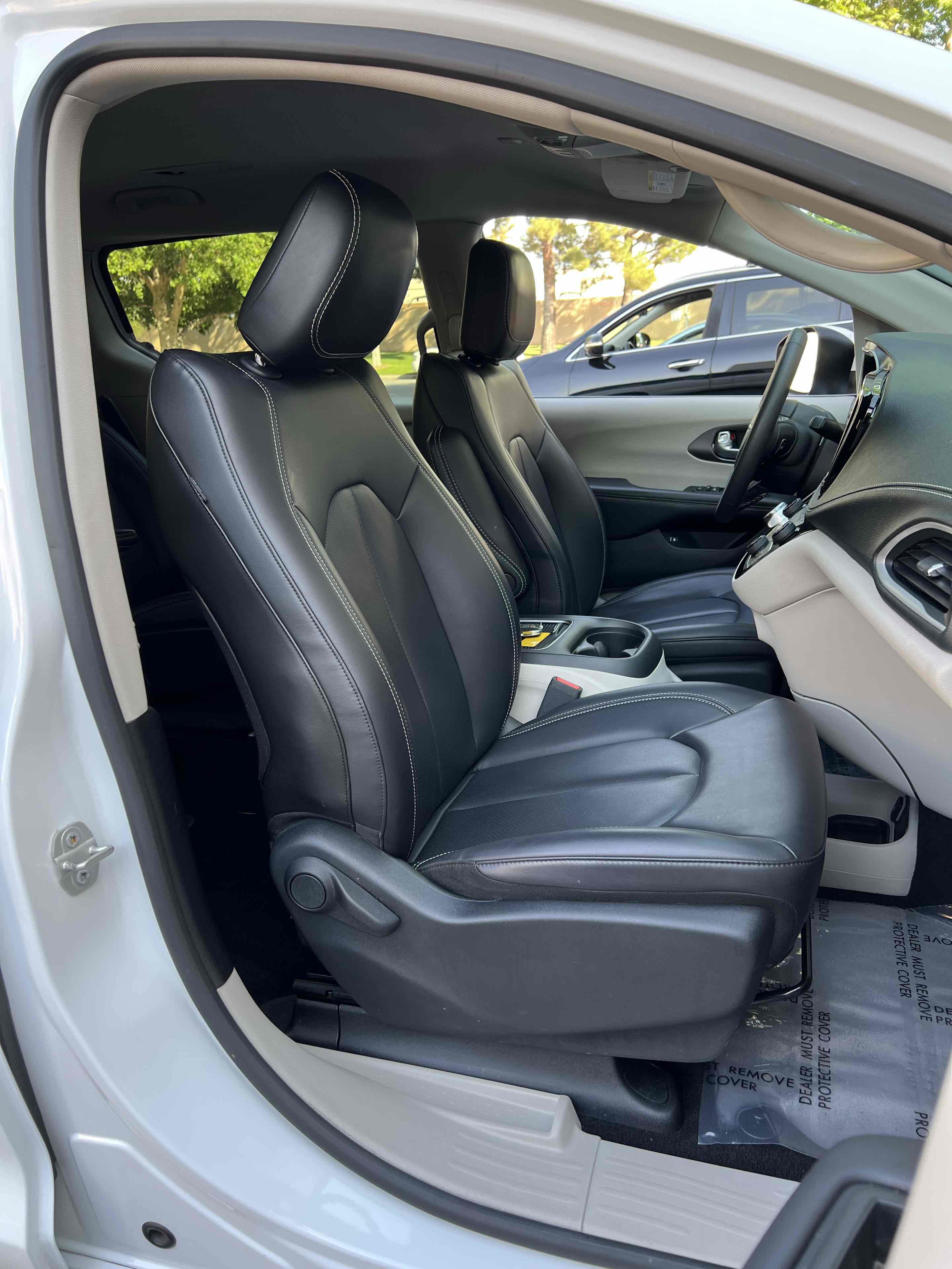 Used 2023 Chrysler Pacifica Touring-L FWD image 36