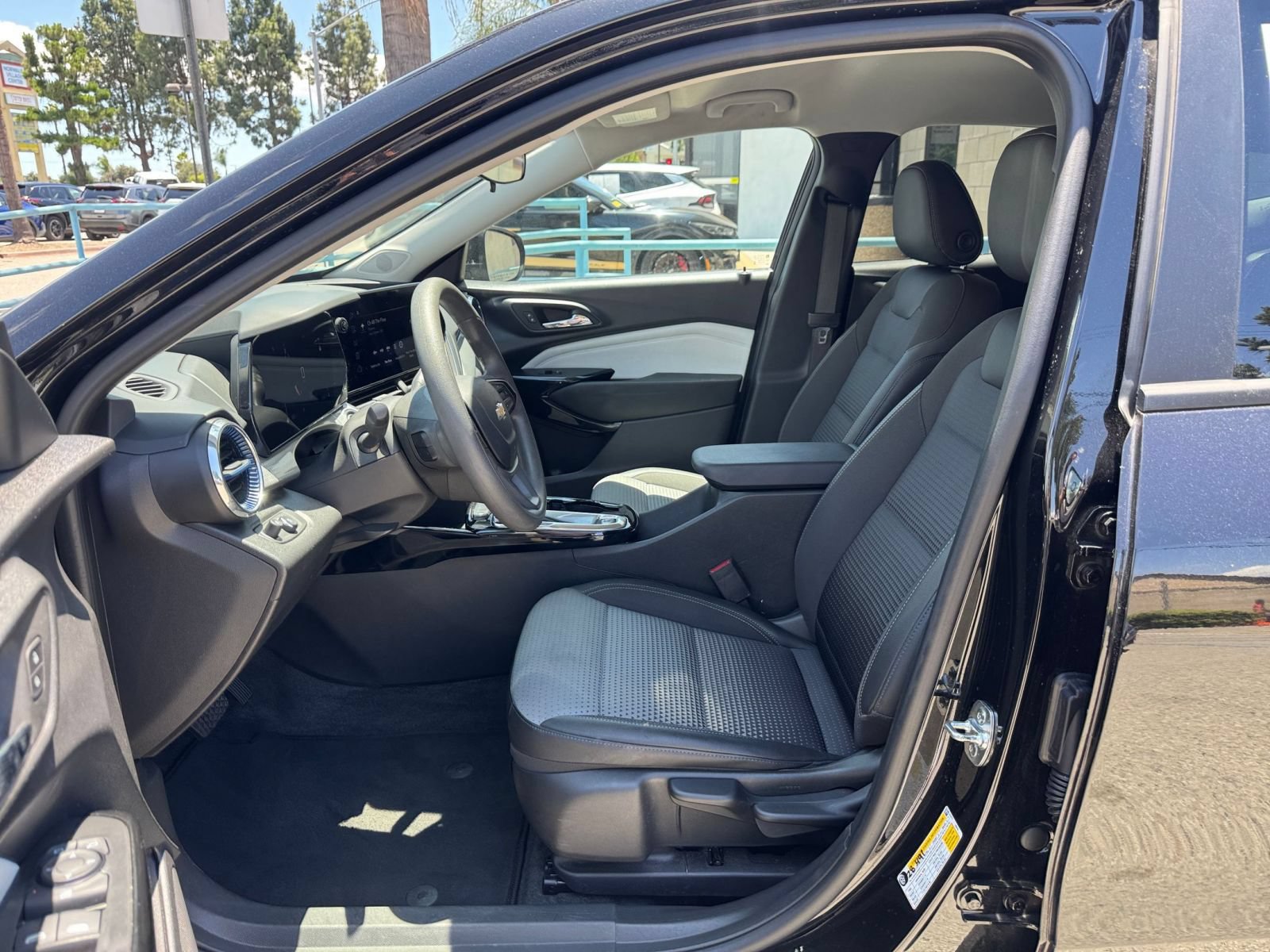 Used 2025 Chevrolet Trax LT FWD image 27