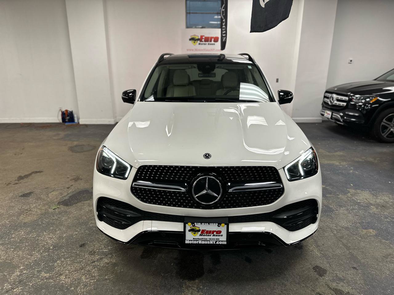 Used 2022 Mercedes-Benz GLE 350 4MATIC w/ Premium Package image 4