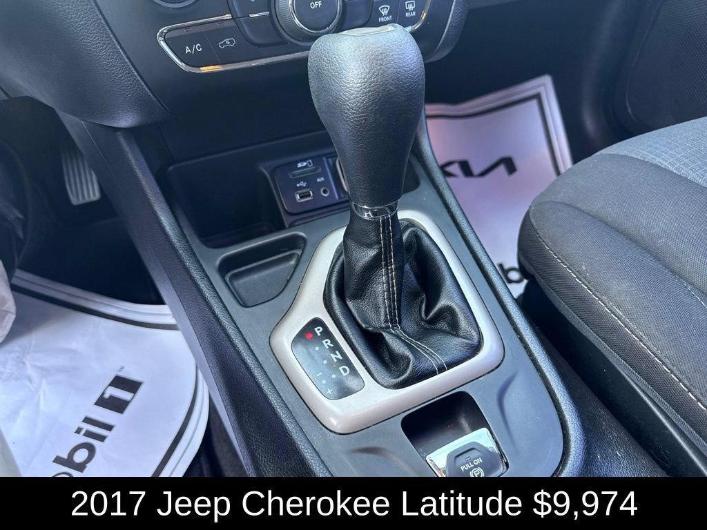 Used 2017 Jeep Cherokee Latitude FWD image 29