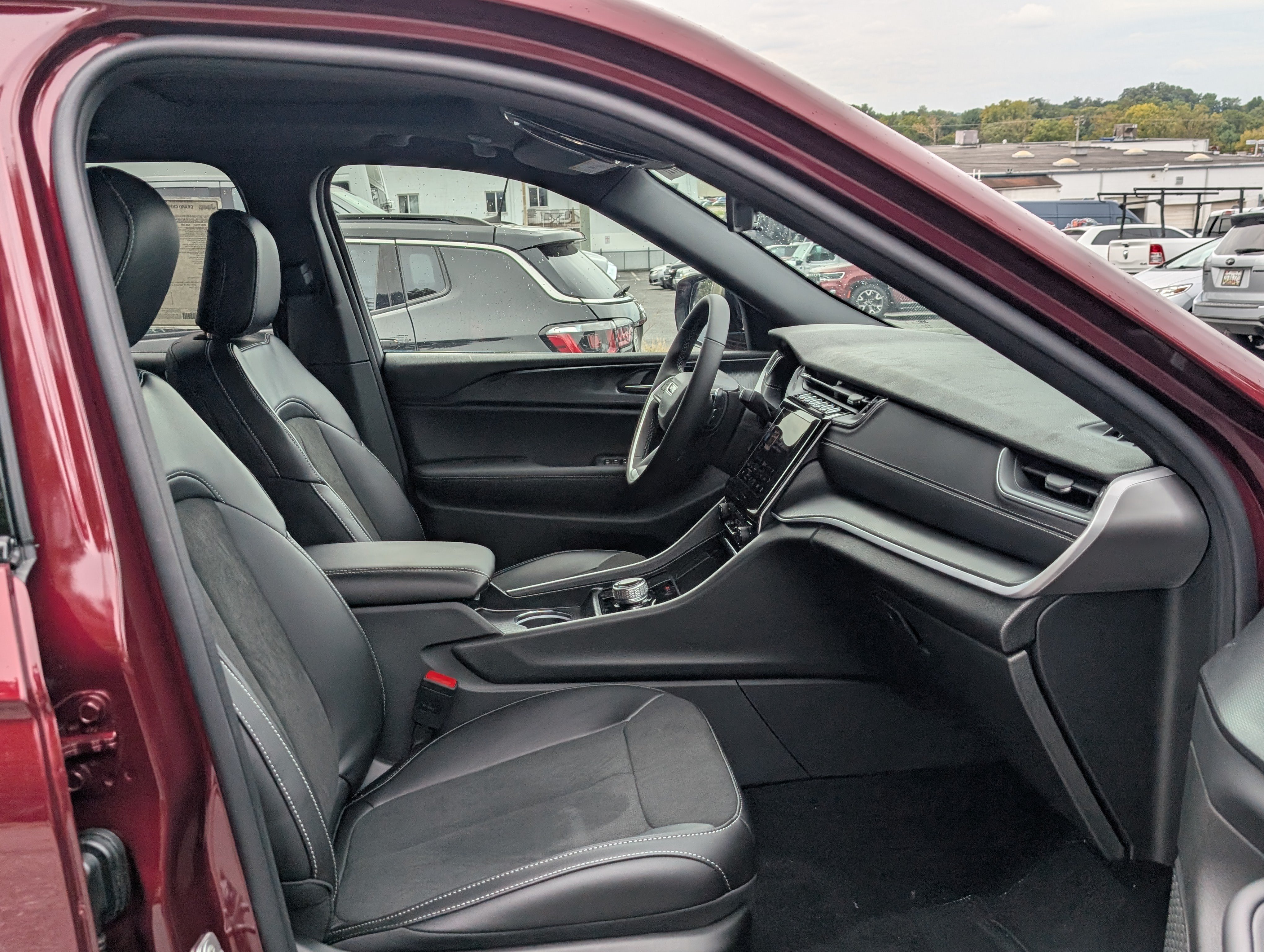 New 2025 Jeep Grand Cherokee Altitude AWD/4WD image 9