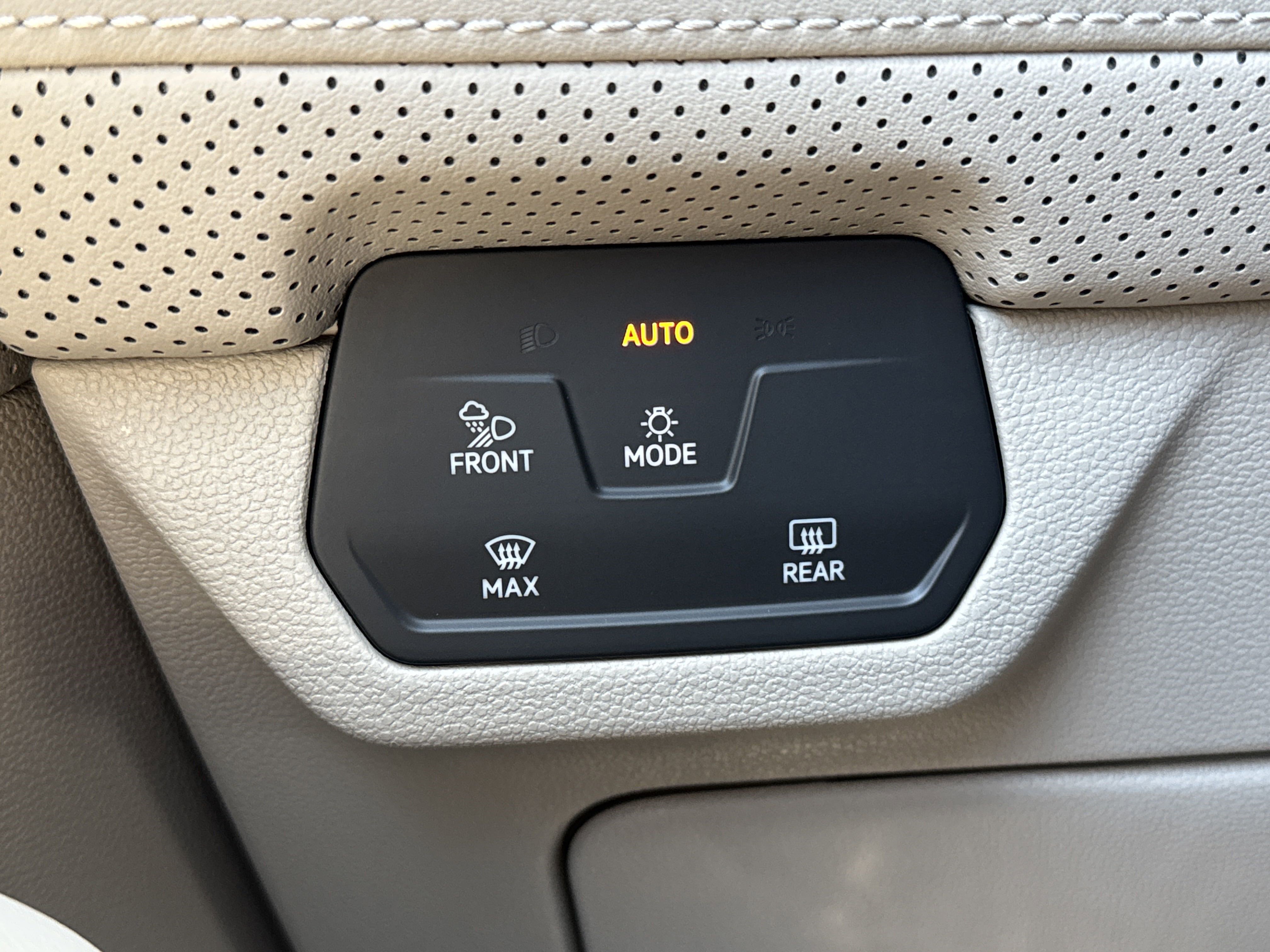 Used 2025 Volkswagen Atlas SE image 24