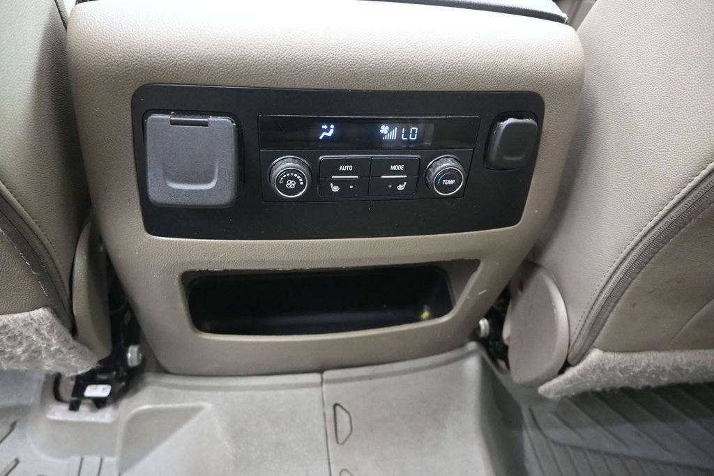 Used 2020 Chevrolet Suburban LT w/ Luxury Package RWD image 18