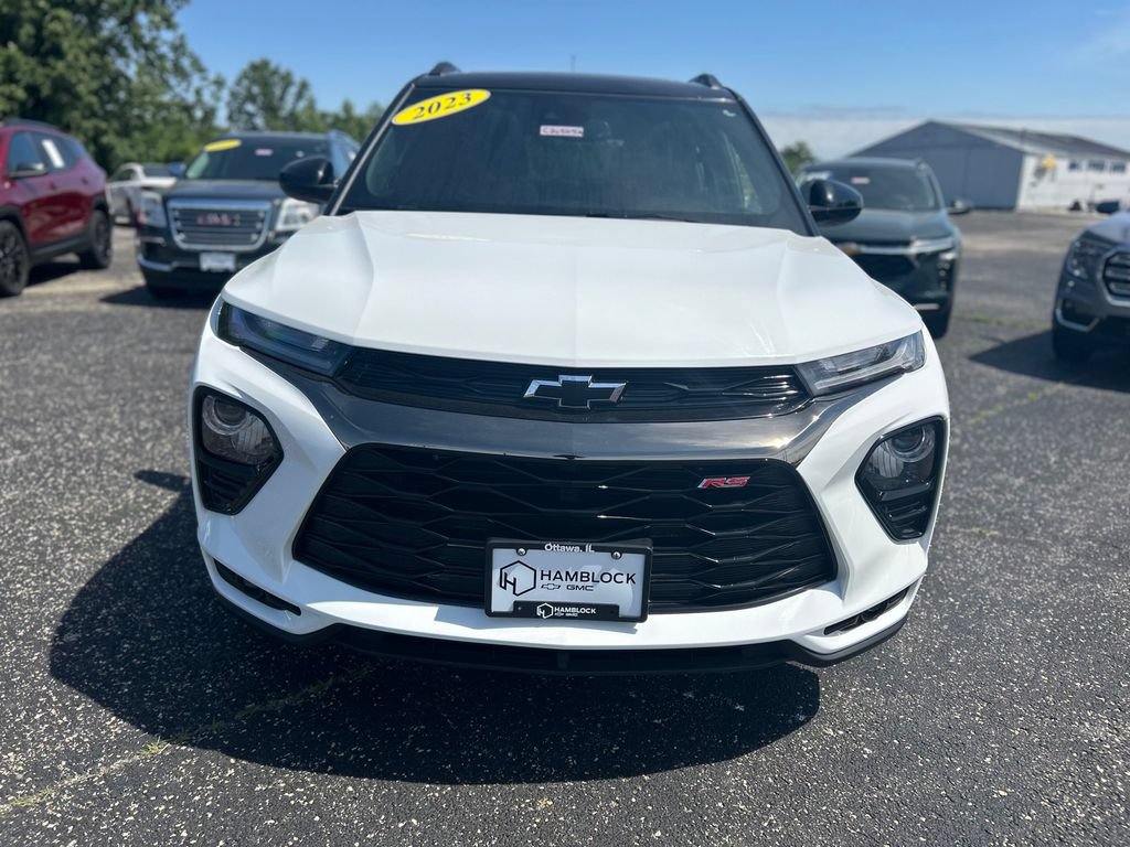 Used 2023 Chevrolet TrailBlazer RS w/ Sun and Liftgate Package FWD image 2