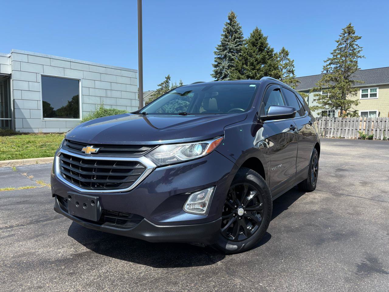 Used 2018 Chevrolet Equinox LT w/ Sun & Infotainment Package FWD image 2