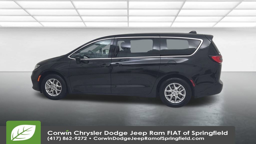 Used 2023 Chrysler Pacifica Touring-L image 9