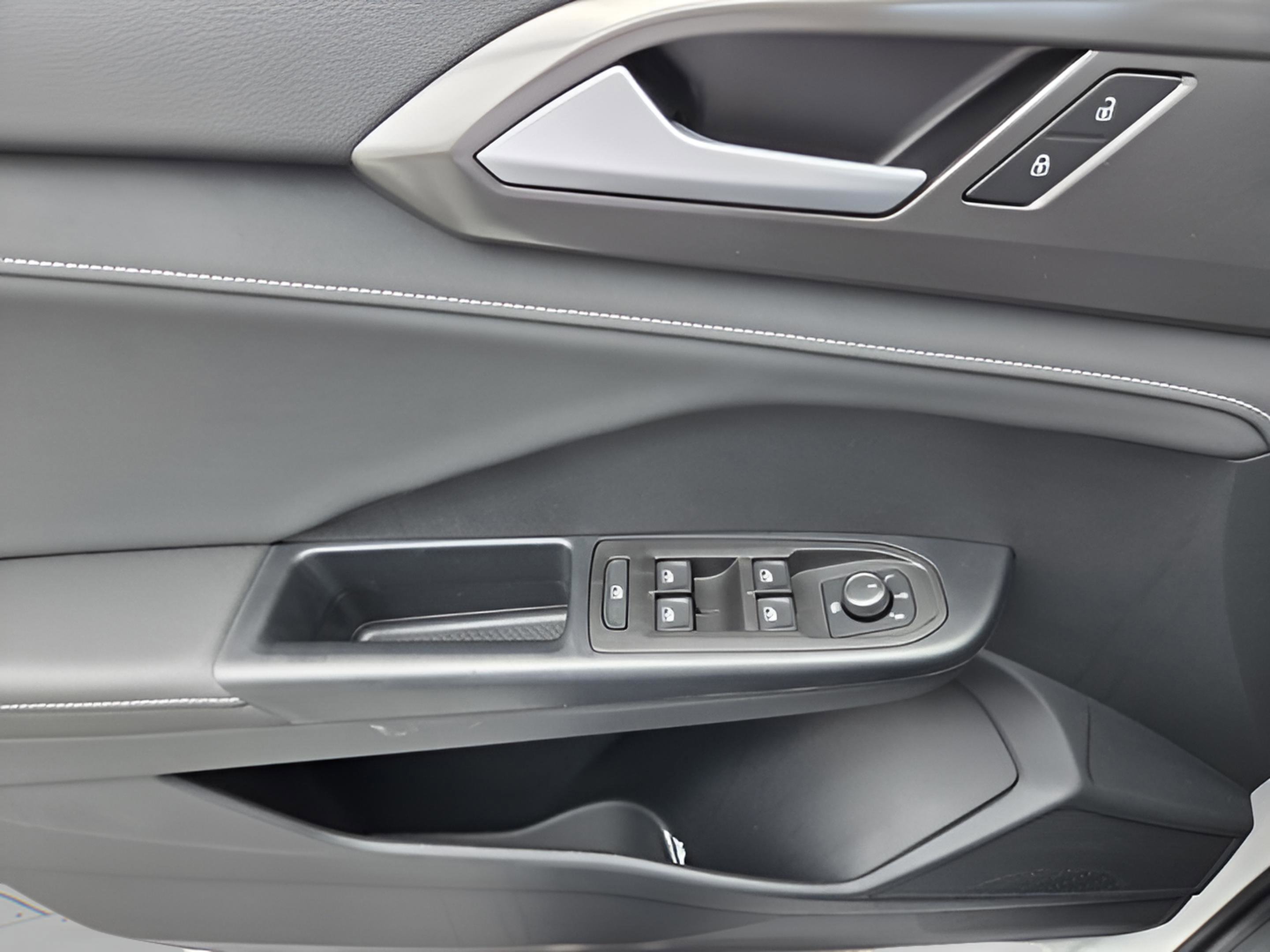New 2026 Volkswagen Taos SE FWD image 21