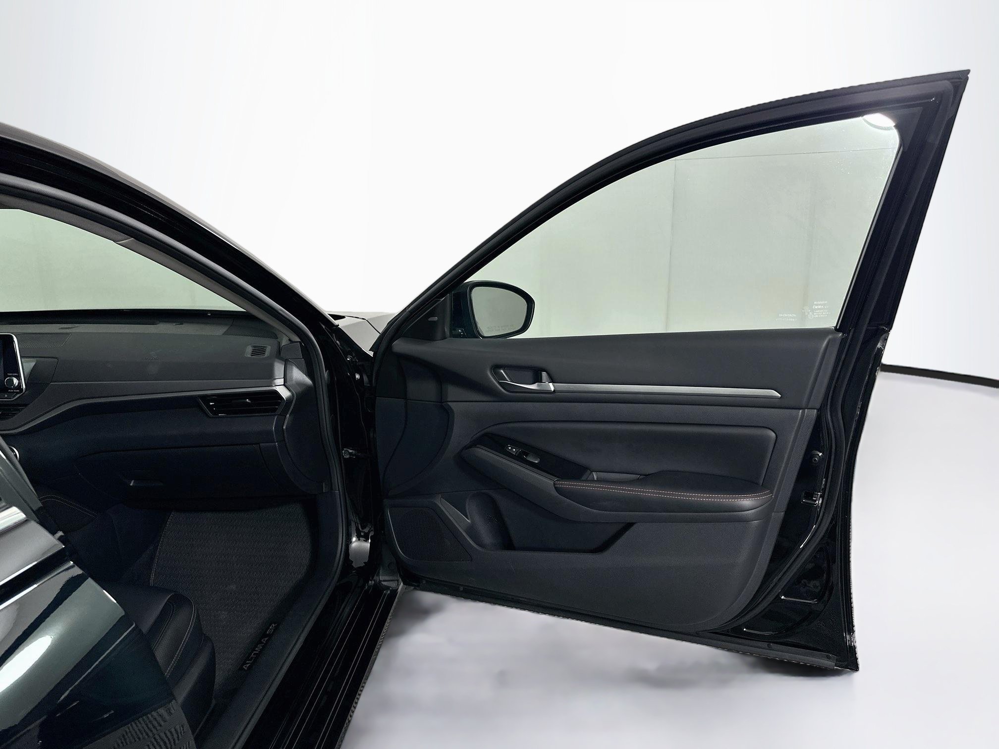 Used 2024 Nissan Altima 2.5 SR FWD image 30
