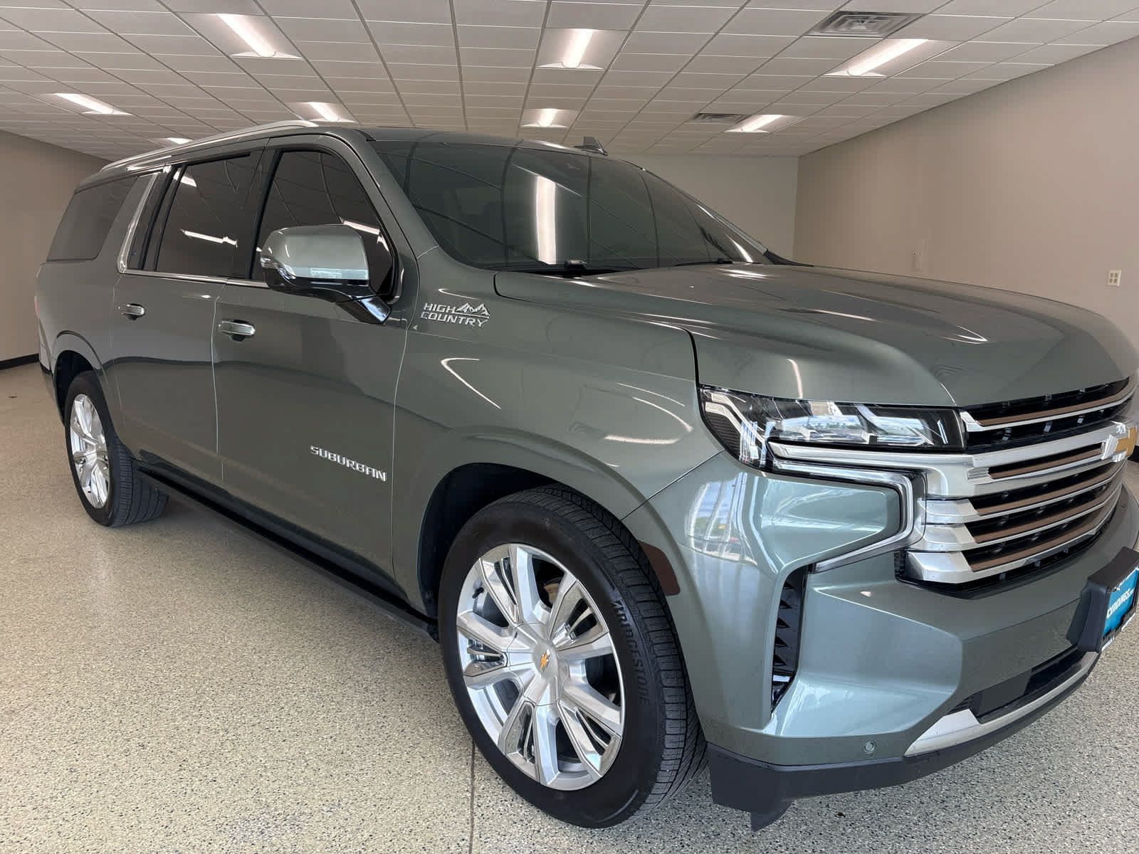 Used 2024 Chevrolet Suburban High Country AWD/4WD image 3
