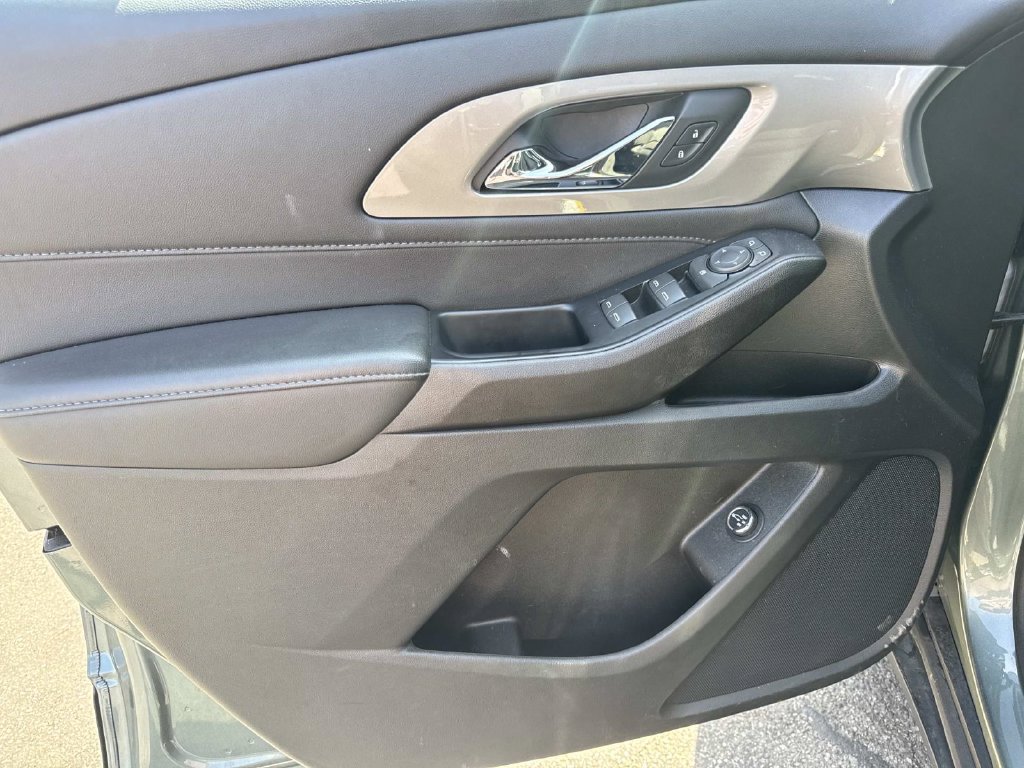 Used 2023 Chevrolet Traverse LT FWD image 17