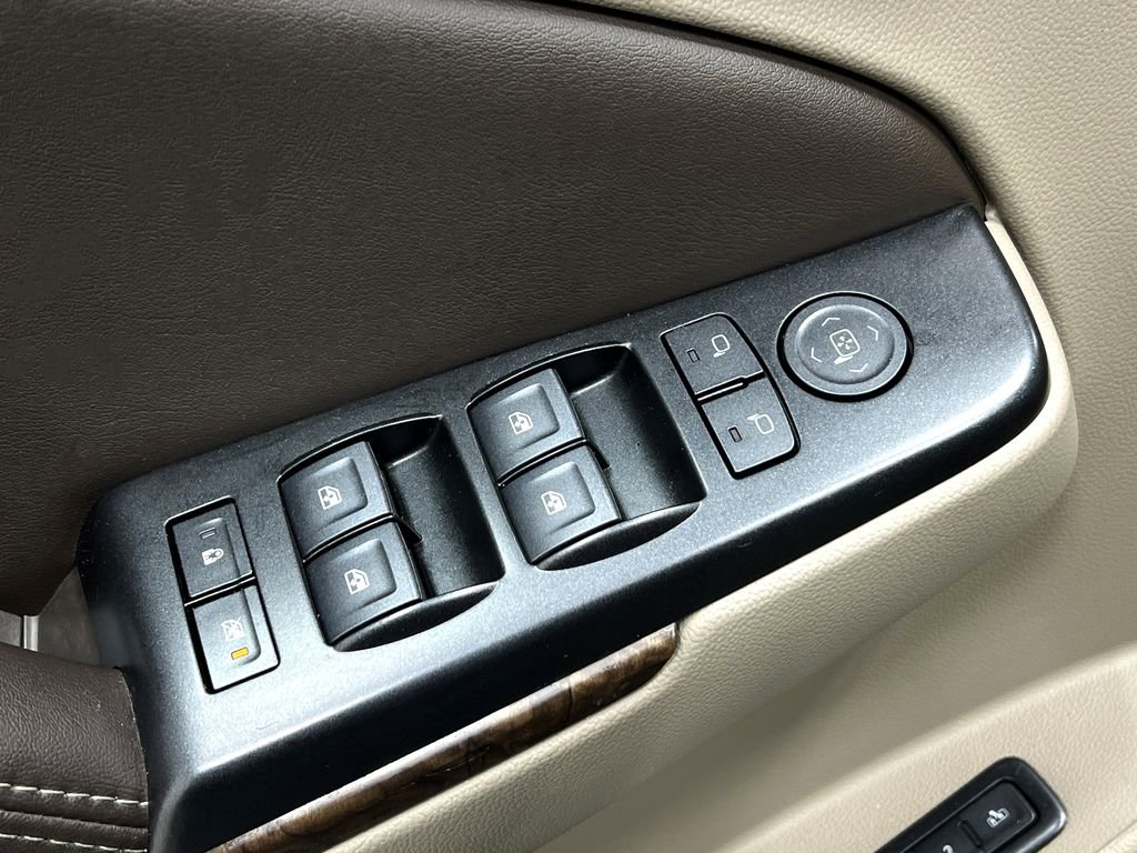 Used 2018 Chevrolet Suburban LT image 16