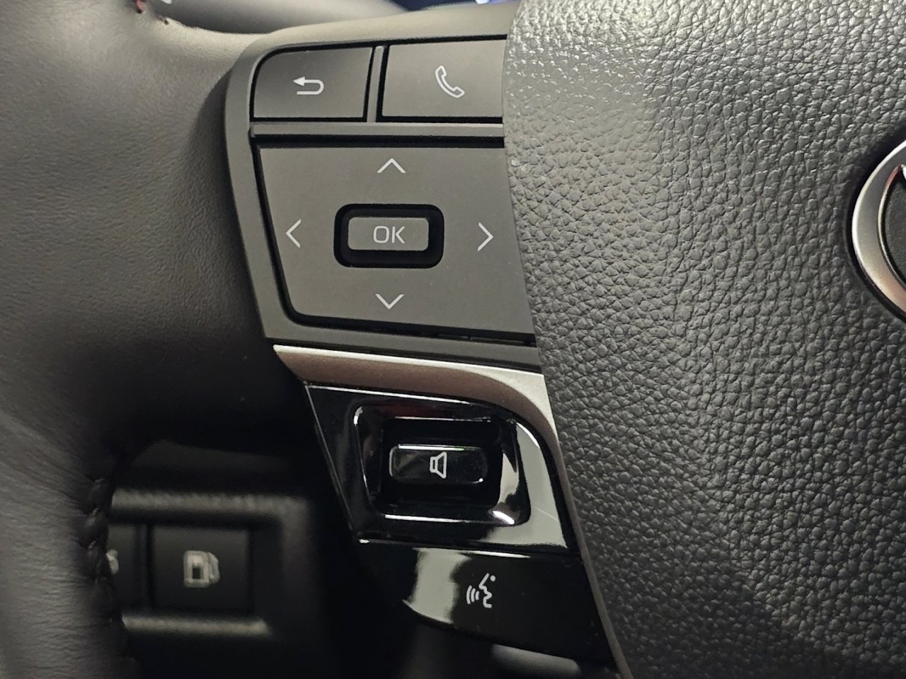 New 2026 Toyota Camry Hybrid FWD image 32