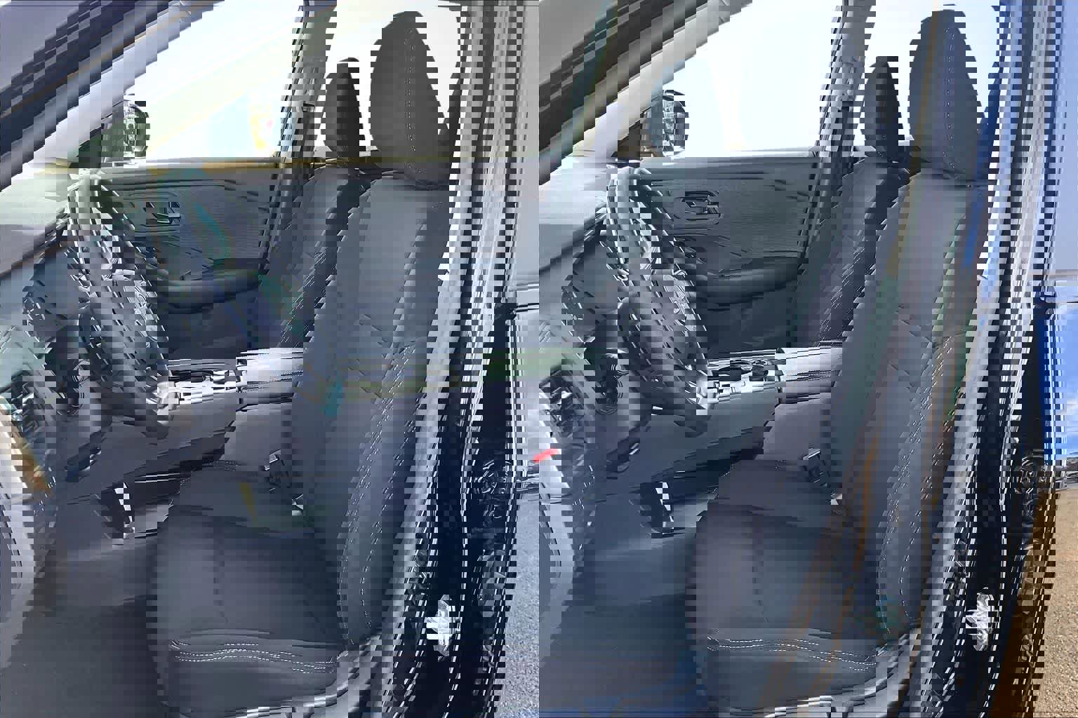 Used 2023 Nissan Rogue S image 11