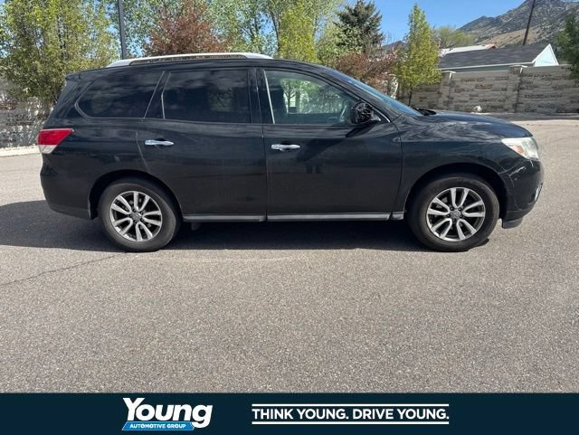 Used 2016 Nissan Pathfinder SV w/ Trailer Tow Package AWD/4WD image 8