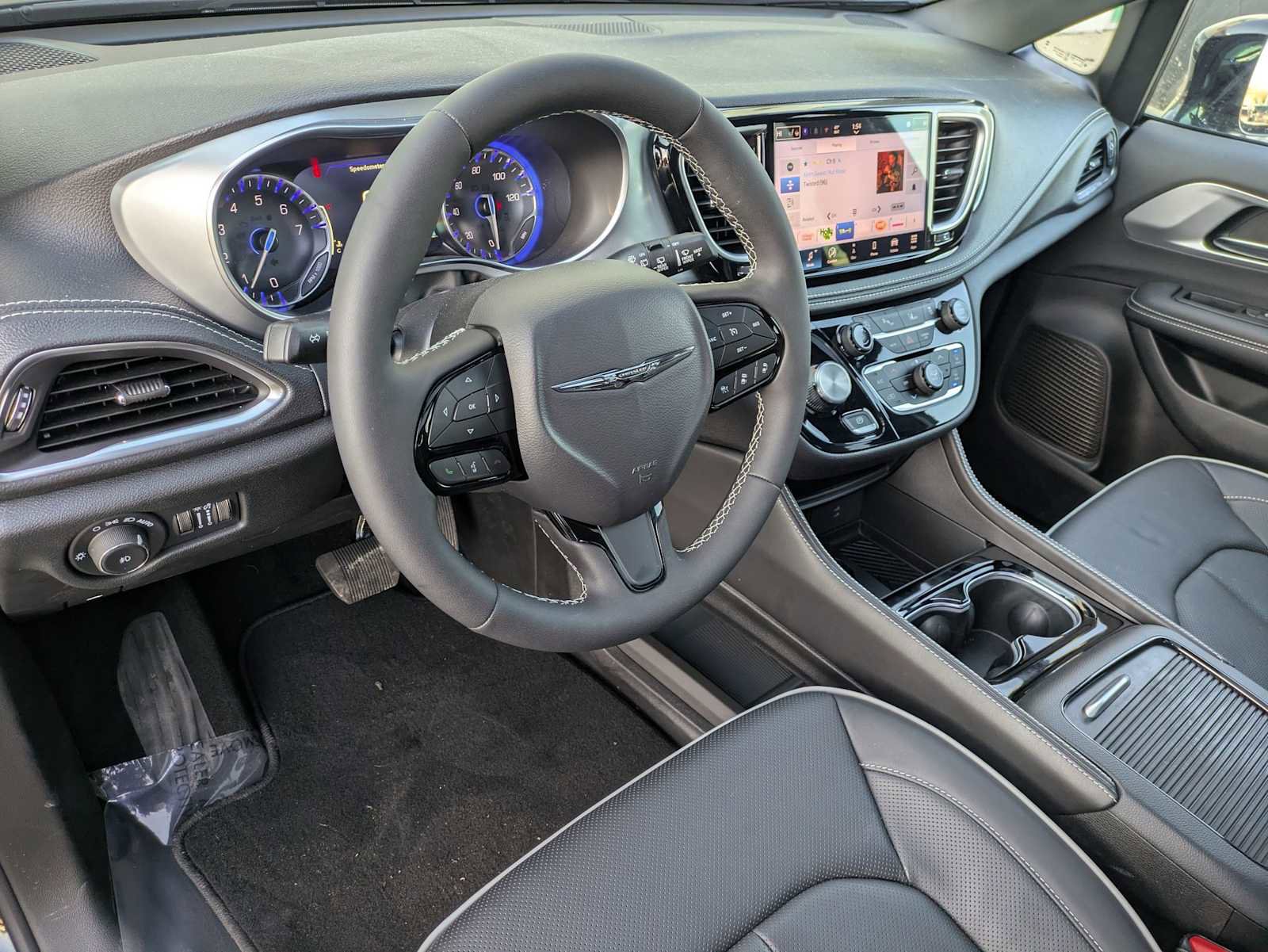 Used 2026 Chrysler Pacifica Limited w/ S Appearance Package image 2