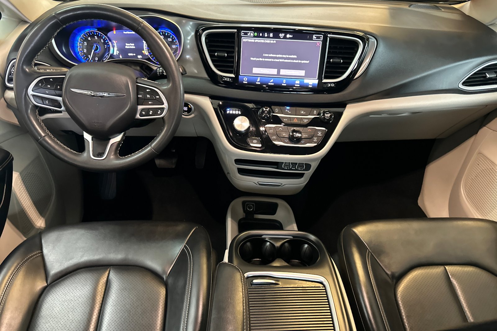 Used 2023 Chrysler Pacifica Touring-L FWD image 13
