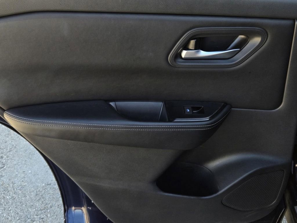 Used 2025 Nissan Rogue SV image 11