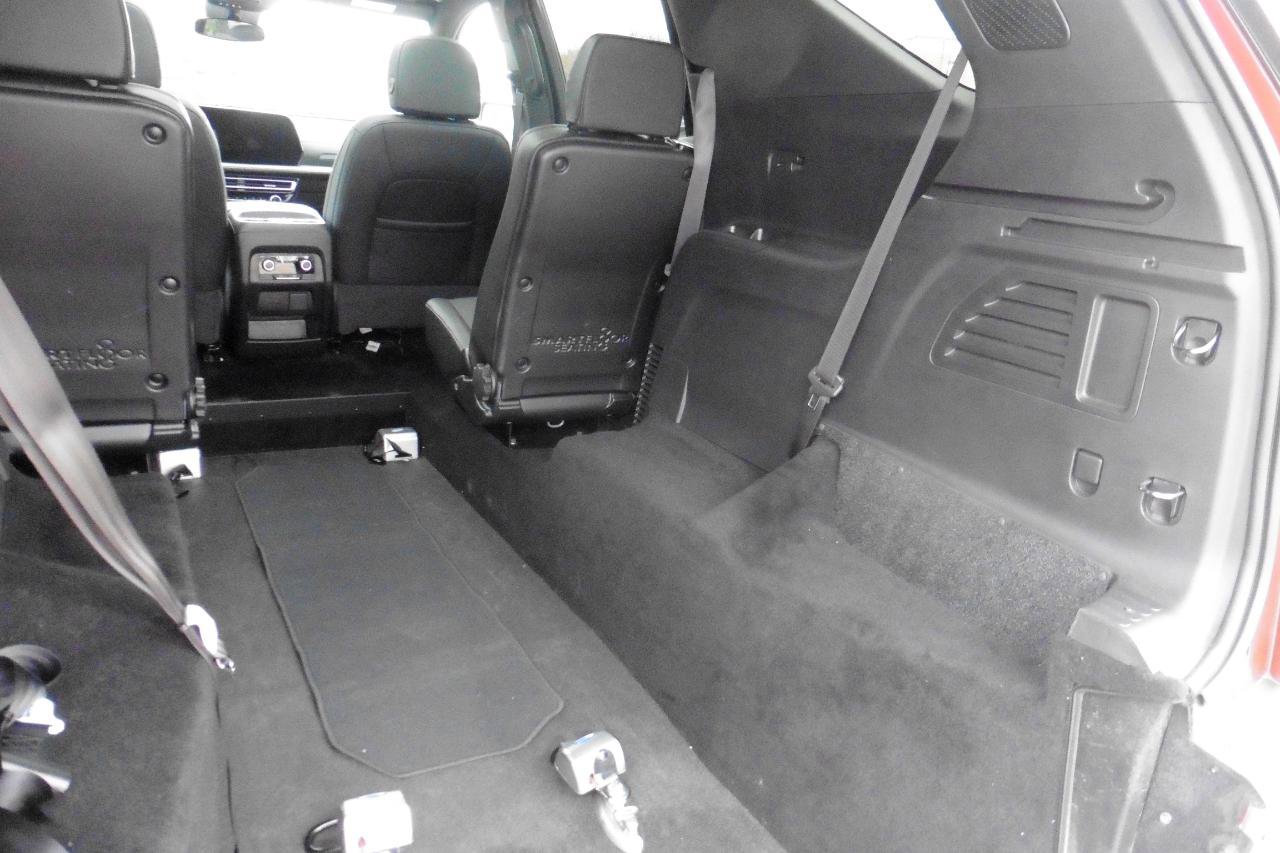 Used 2025 Chevrolet Traverse LT w/ Sun and Wheel Package image 35