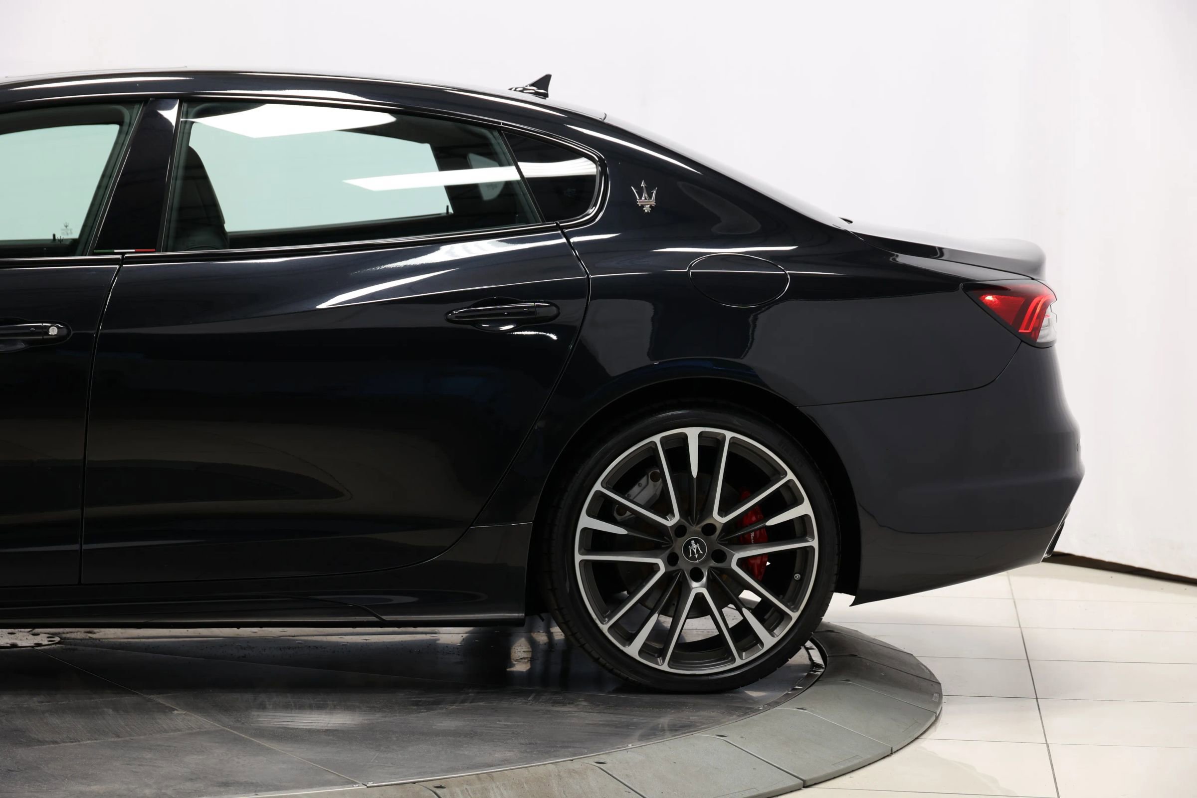 Used 2022 Maserati Quattroporte Trofeo image 8