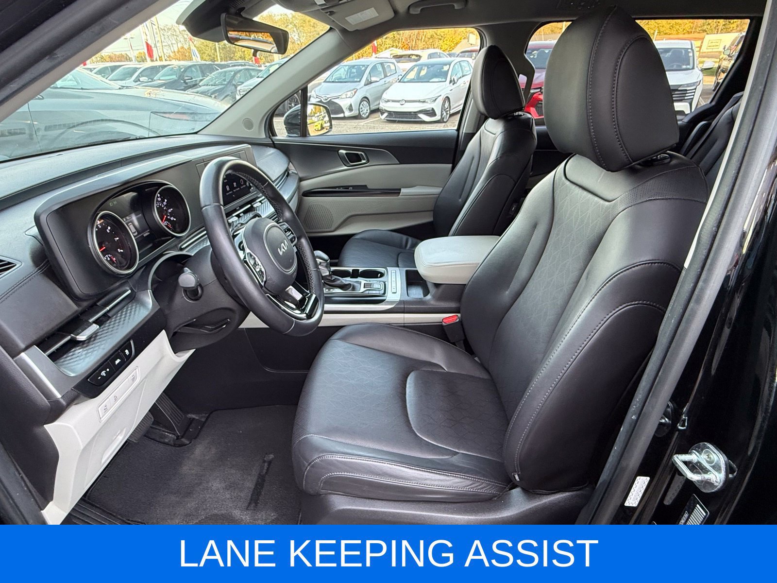 Used 2022 Kia Carnival LX FWD image 16