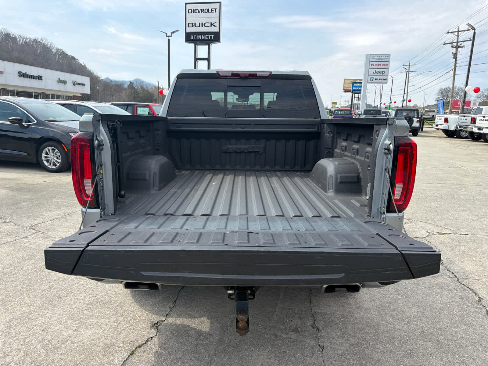 Used 2024 GMC Sierra 1500 AT4 w/ Technology Package AWD/4WD image 8