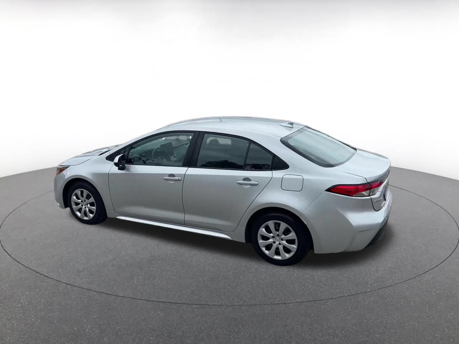 Used 2025 Toyota Corolla LE FWD image 9