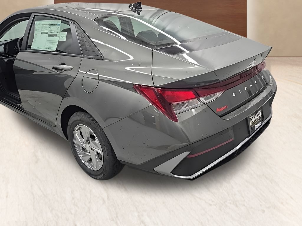 New 2026 Hyundai Elantra SE FWD image 5