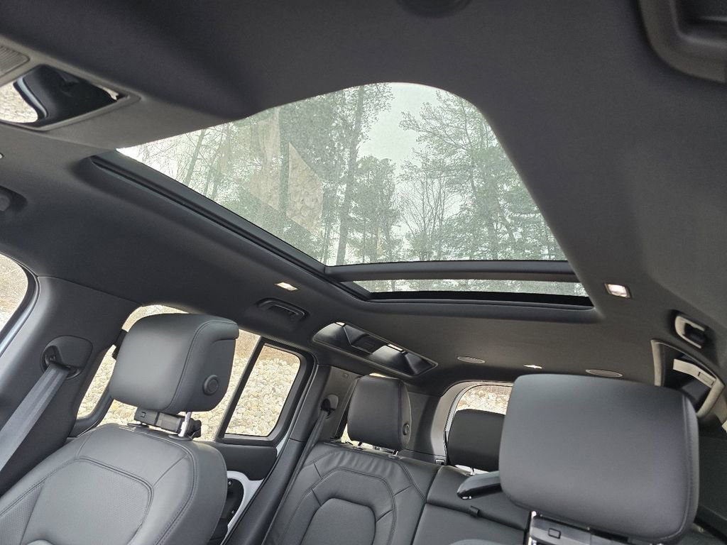 New 2026 Land Rover Defender 110 X-Dynamic SE AWD/4WD image 3