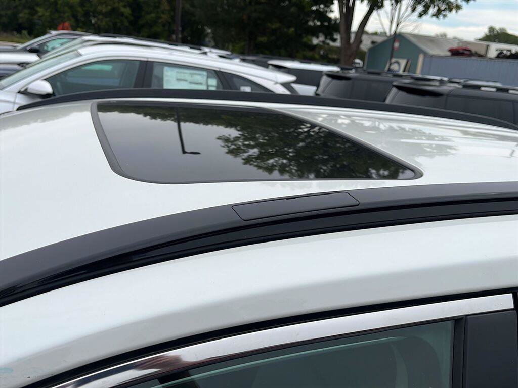 Used 2022 Toyota RAV4 XLE Premium AWD/4WD image 18